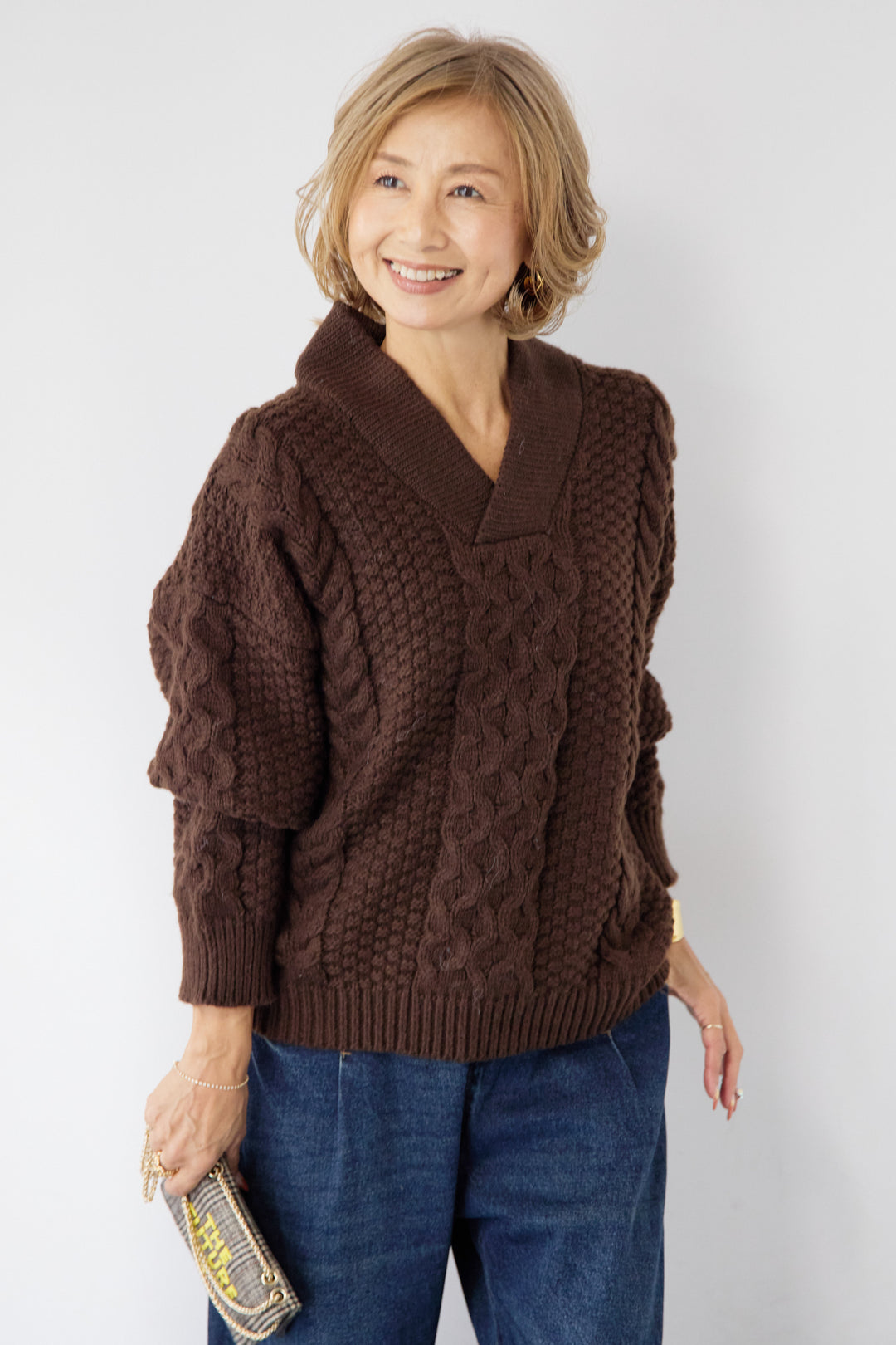 Vネックケーブルニット