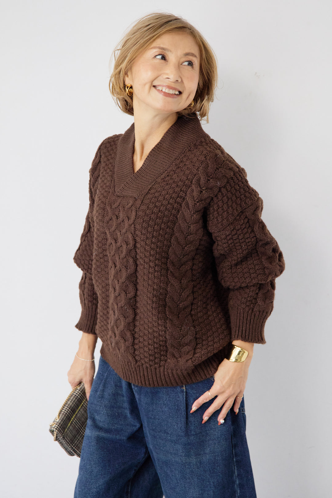 Vネックケーブルニット