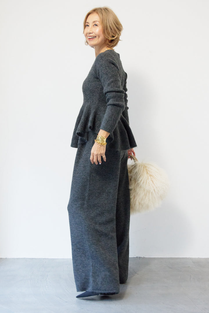 ペプラムニットセットアップ