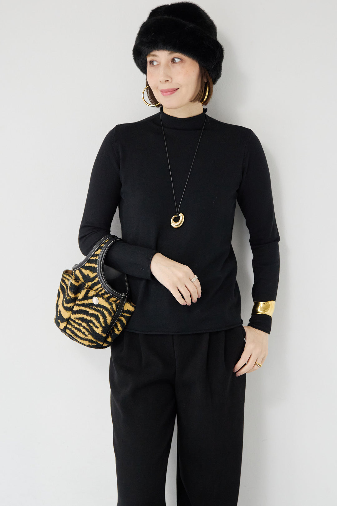 ロールエッジタートルニット