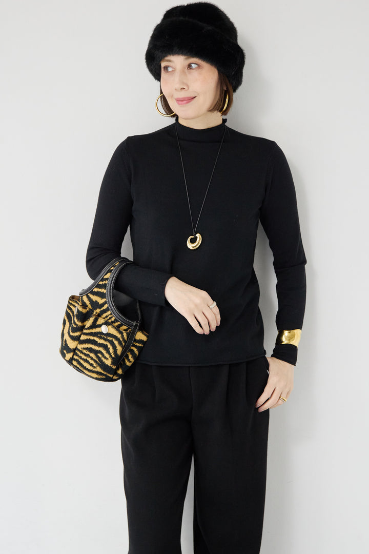 ロールエッジタートルニット