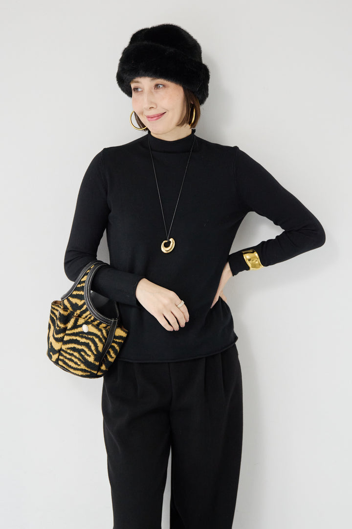 ロールエッジタートルニット