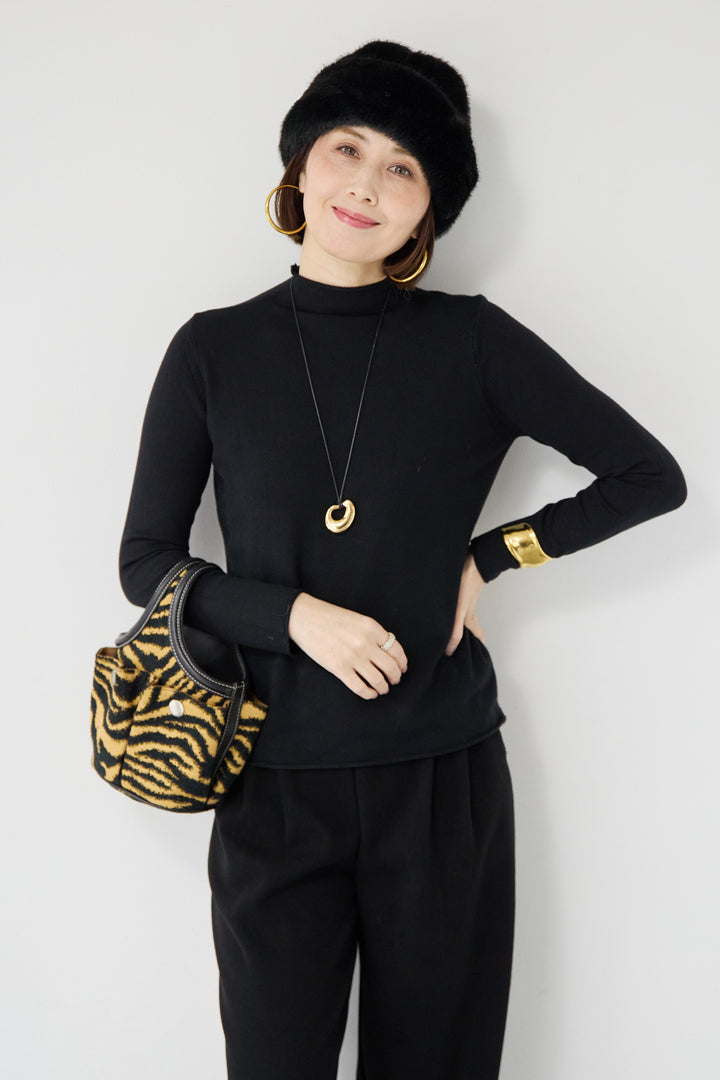 ロールエッジタートルニット