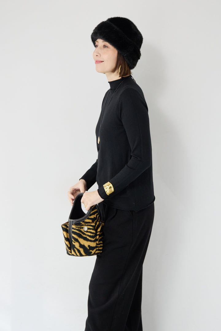 ロールエッジタートルニット