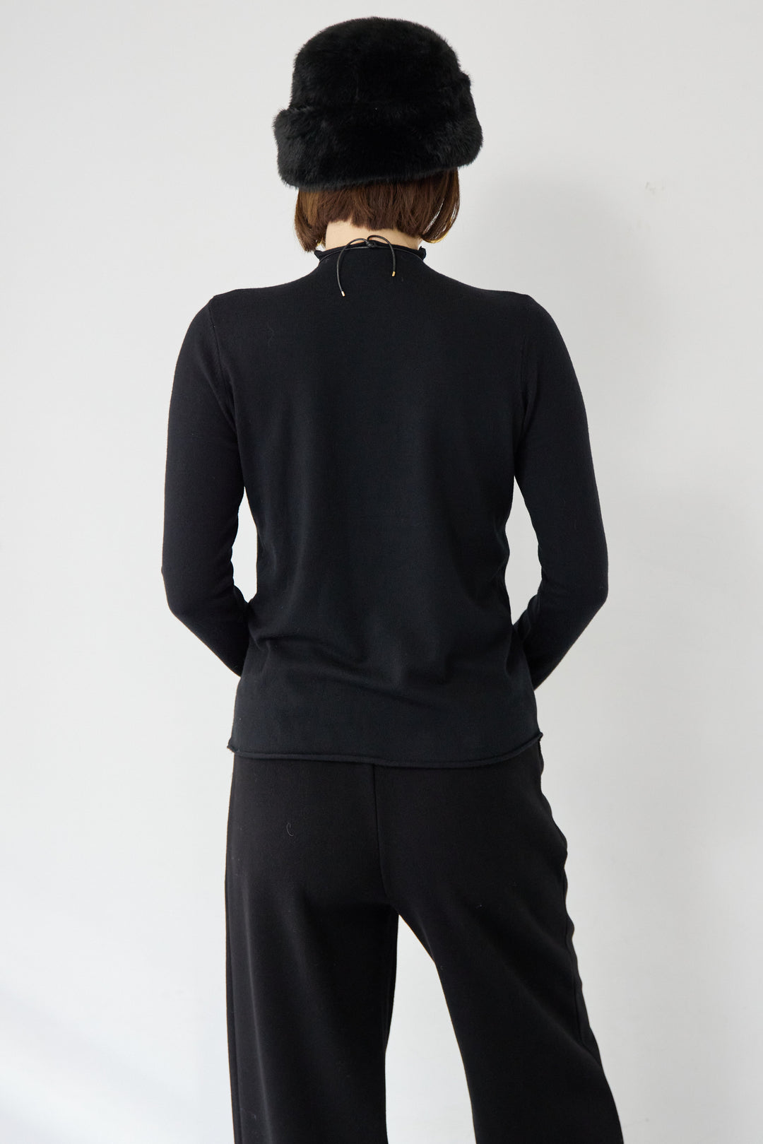 ロールエッジタートルニット