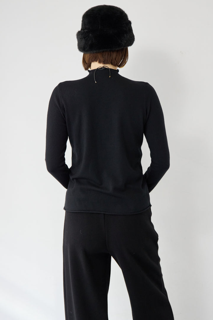 ロールエッジタートルニット