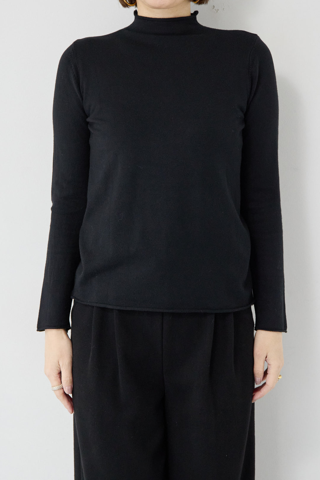 ロールエッジタートルニット