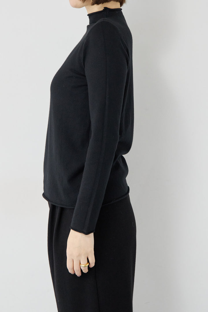 ロールエッジタートルニット