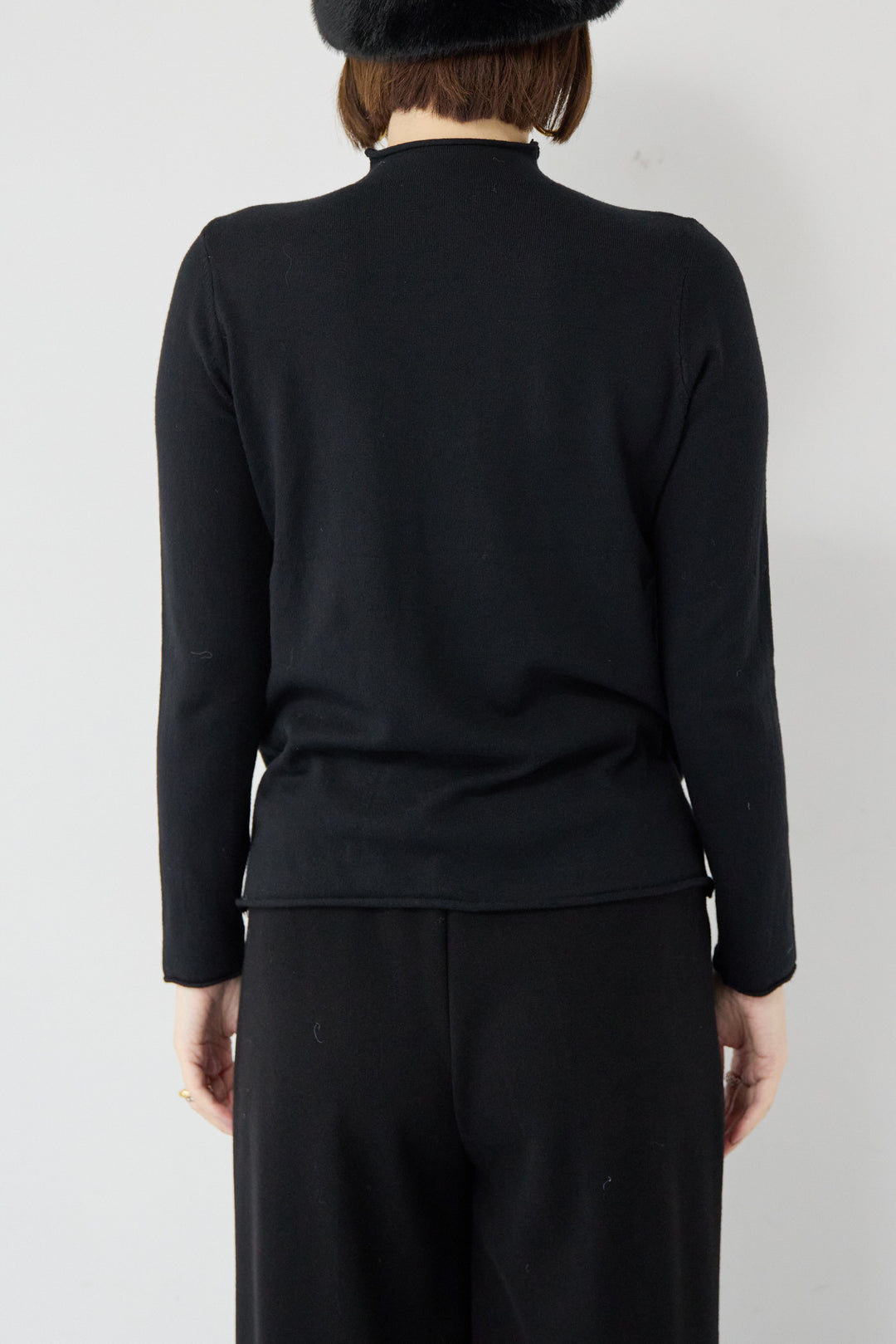 ロールエッジタートルニット