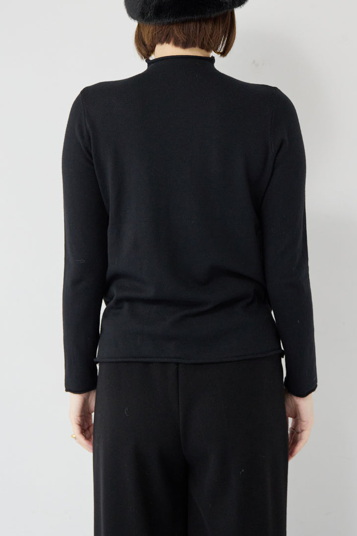 ロールエッジタートルニット