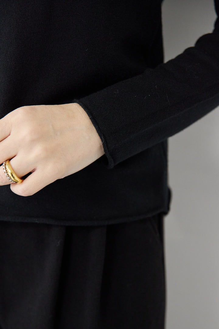 ロールエッジタートルニット