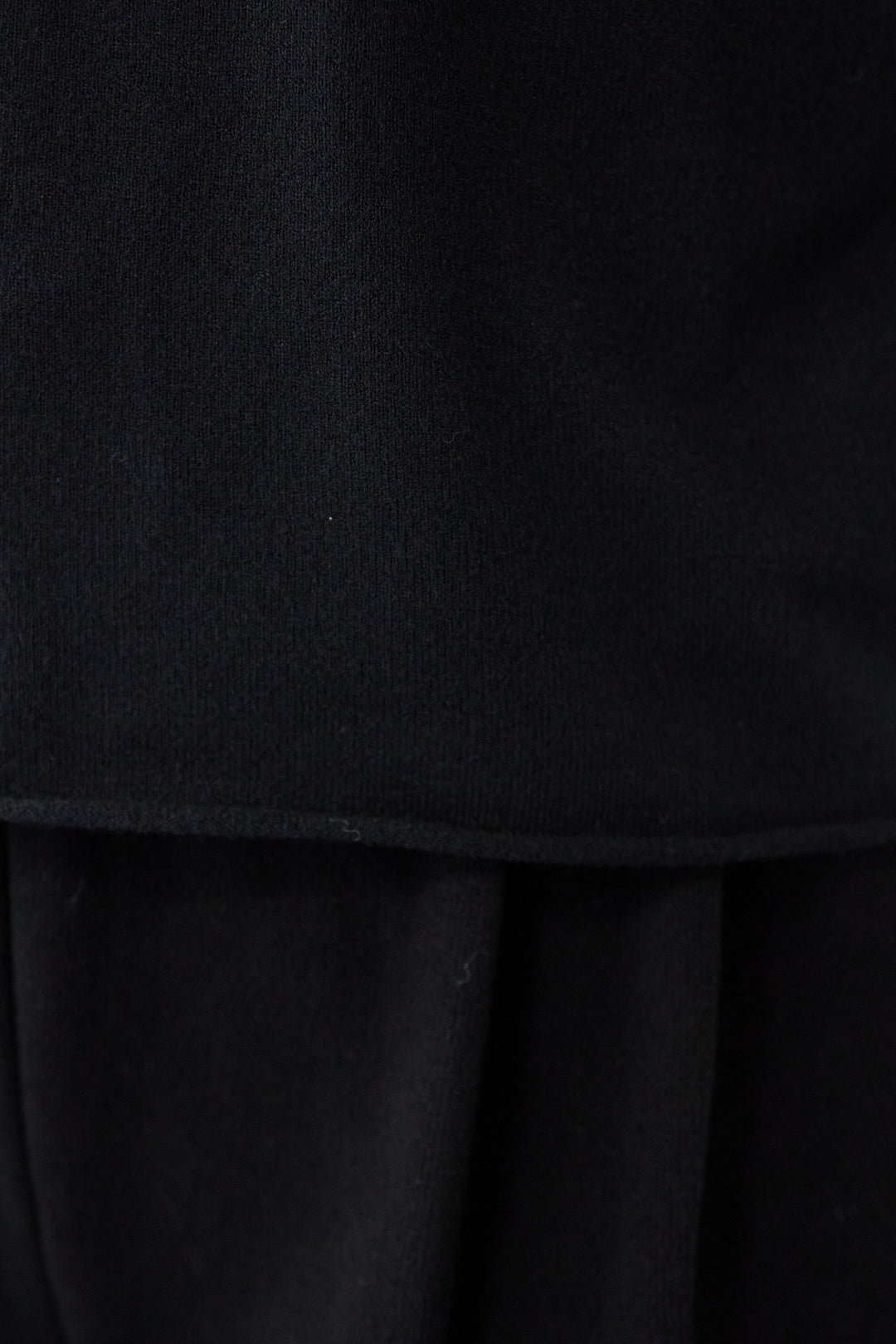 ロールエッジタートルニット