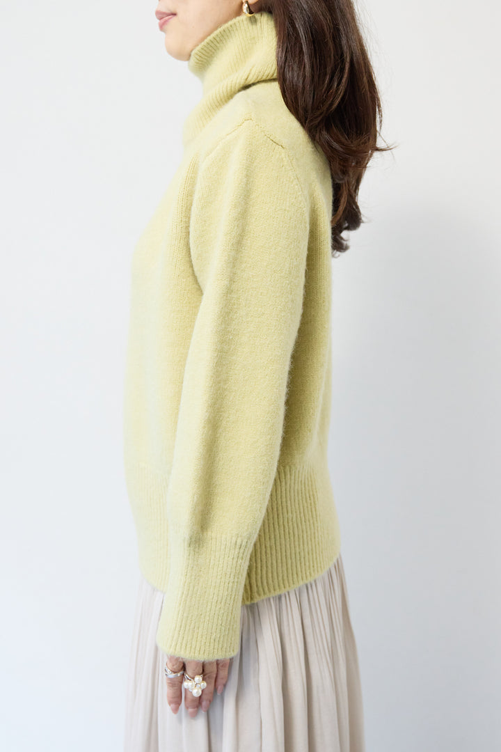 ライトウォームタートルネックニット