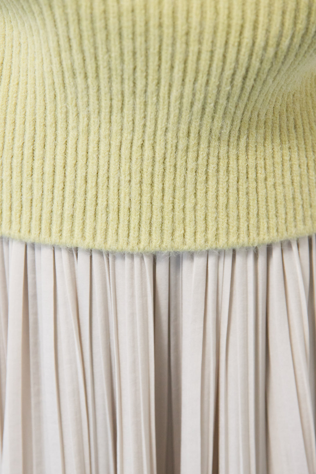 ライトウォームタートルネックニット