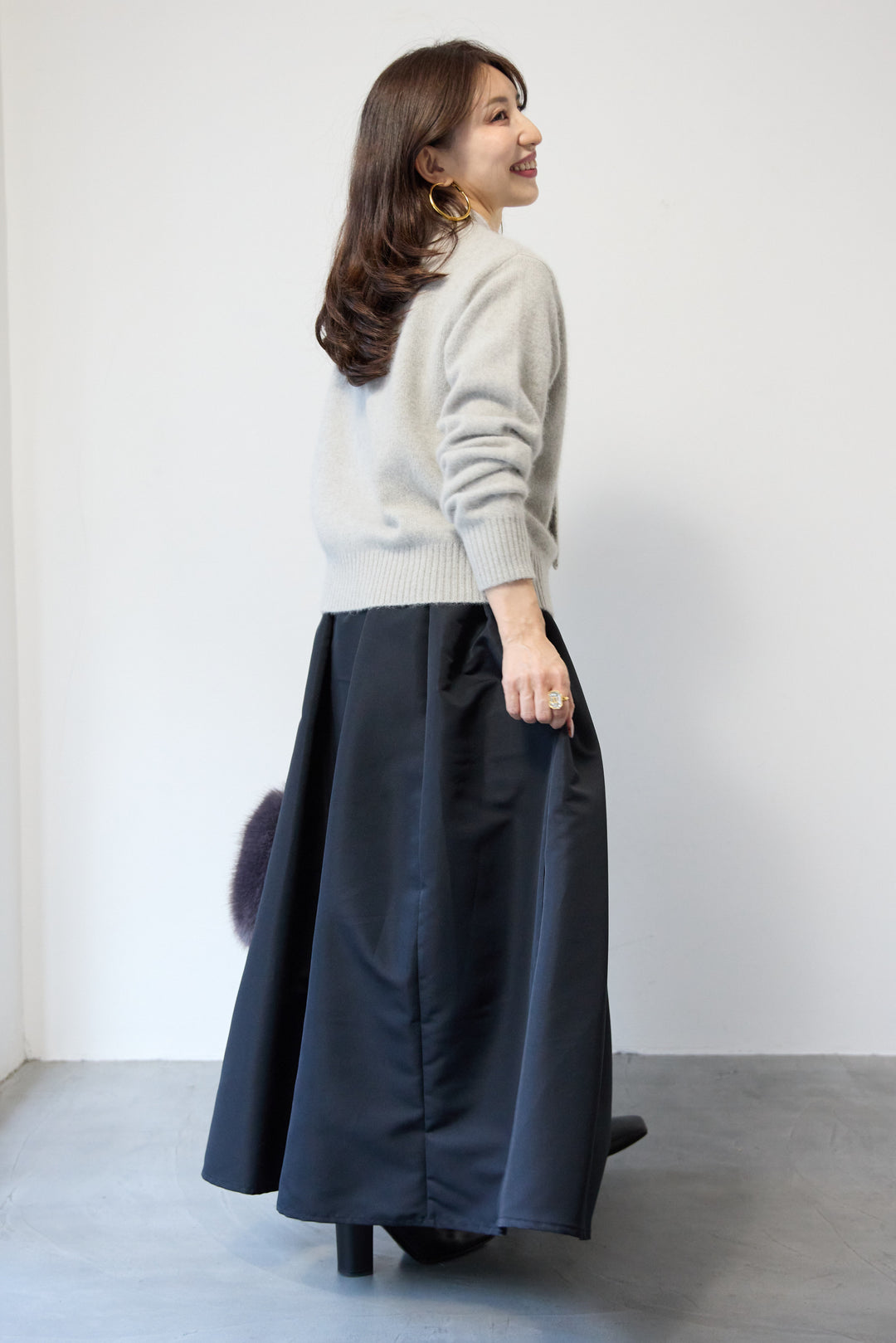 【ウール・ラクーン混】スカーフカラーミドルゲージニット