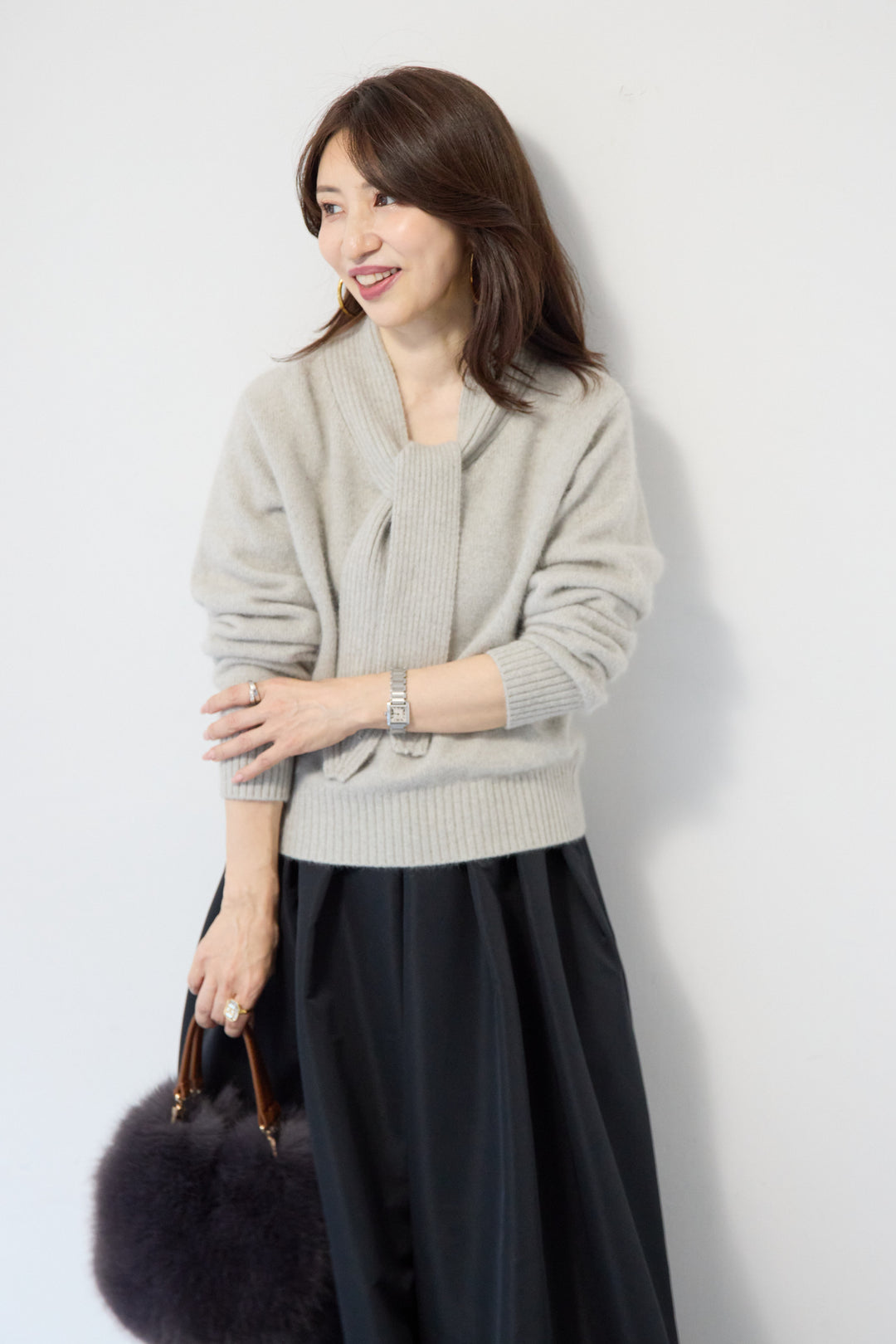 【ウール・ラクーン混】スカーフカラーミドルゲージニット