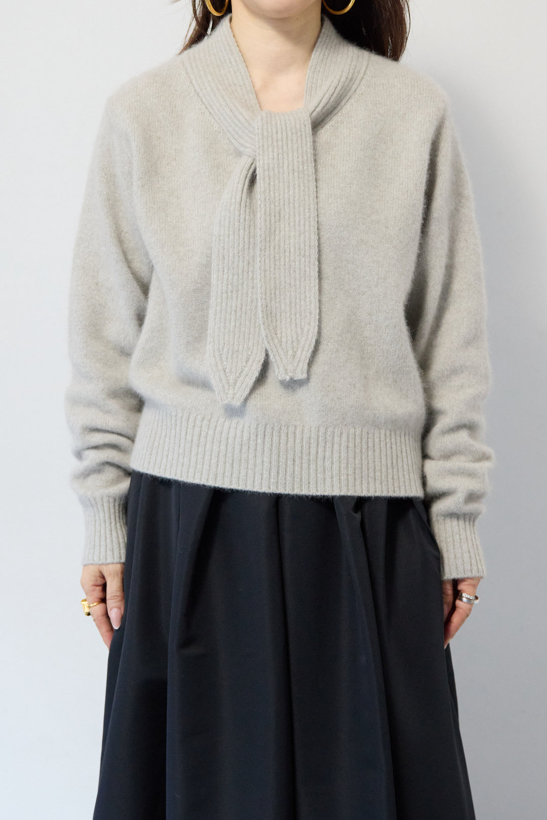 【ウール・ラクーン混】スカーフカラーミドルゲージニット