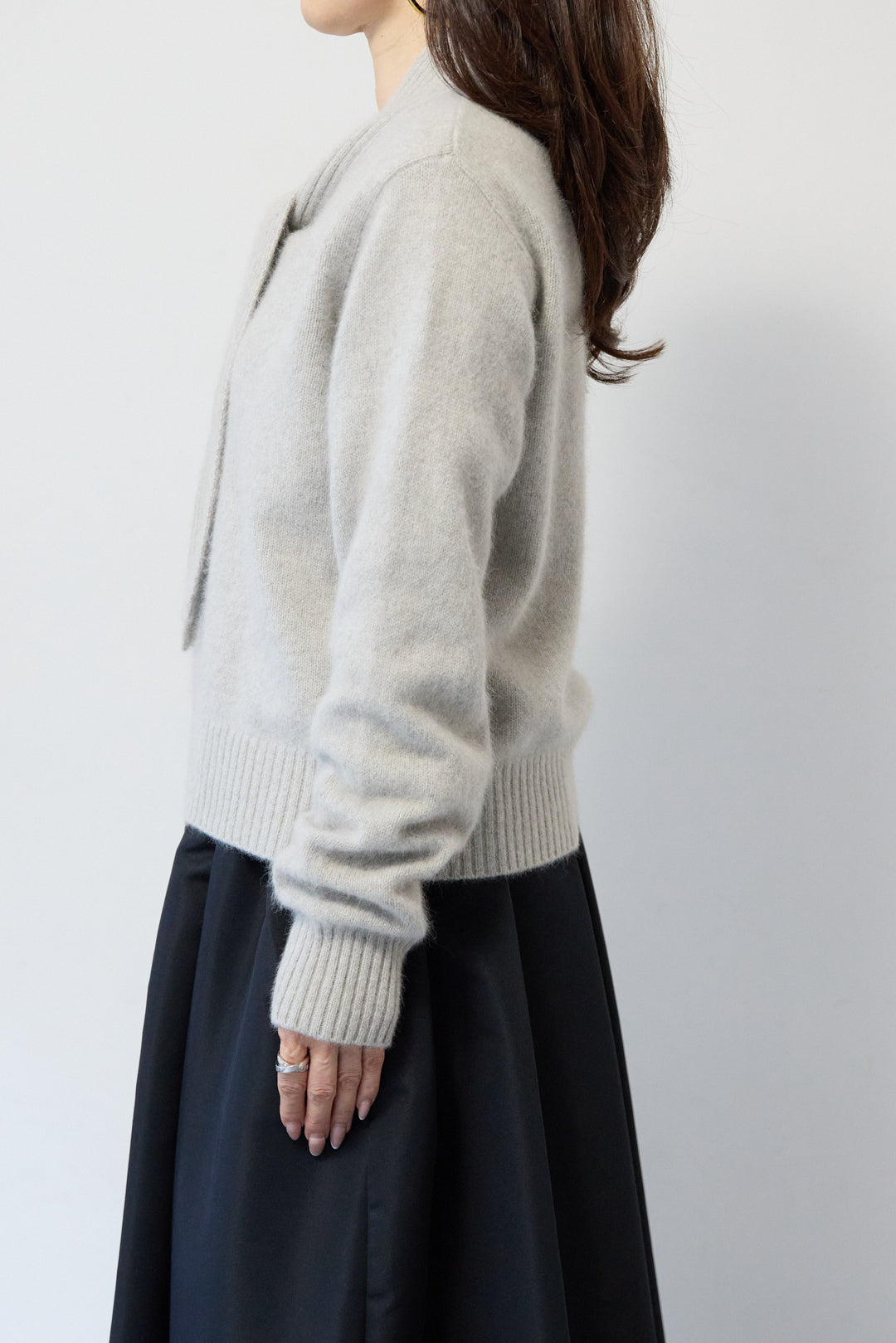 【ウール・ラクーン混】スカーフカラーミドルゲージニット