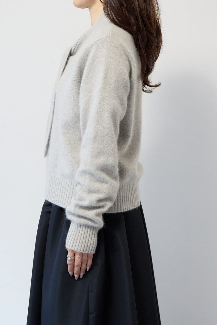 【ウール・ラクーン混】スカーフカラーミドルゲージニット