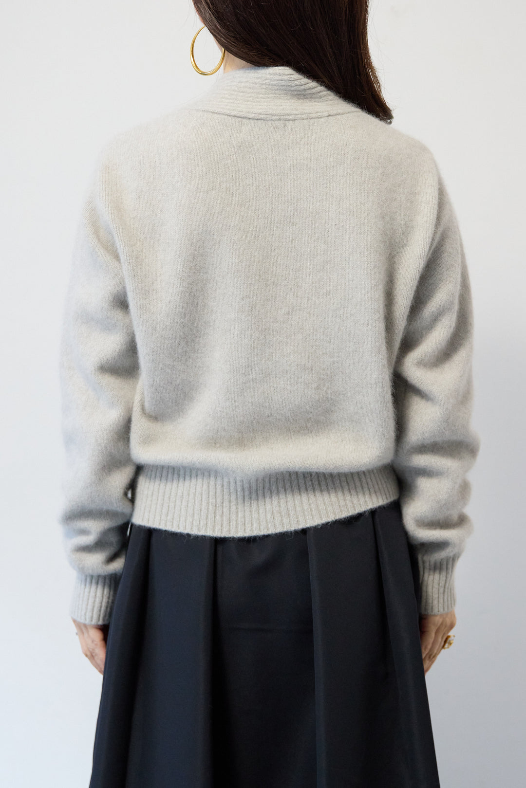 【ウール・ラクーン混】スカーフカラーミドルゲージニット