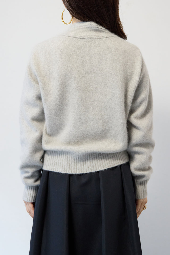 【ウール・ラクーン混】スカーフカラーミドルゲージニット