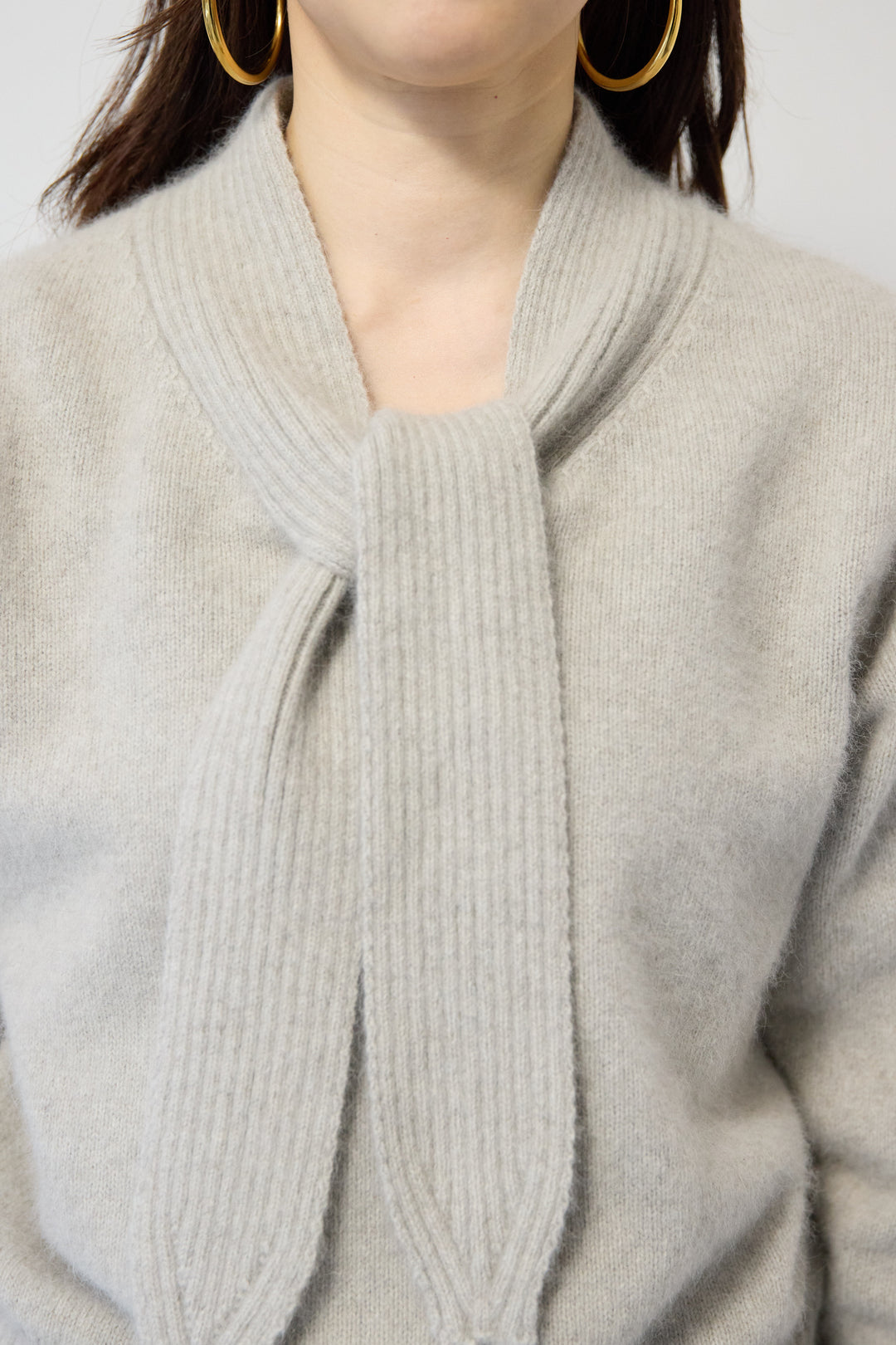 【ウール・ラクーン混】スカーフカラーミドルゲージニット