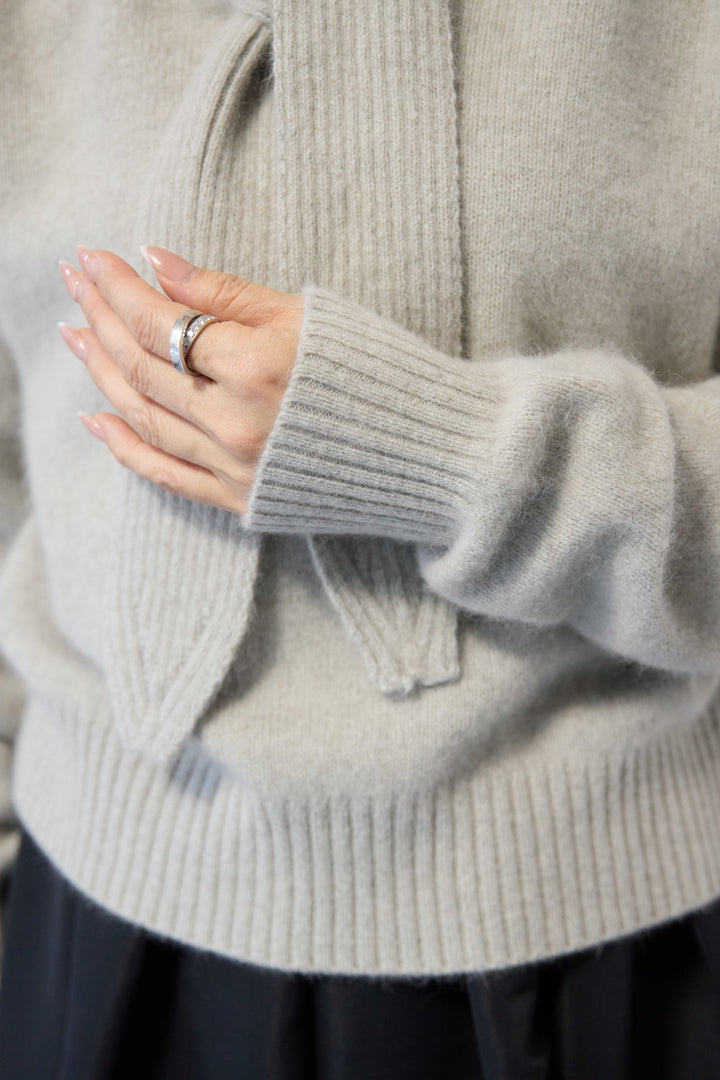 【ウール・ラクーン混】スカーフカラーミドルゲージニット