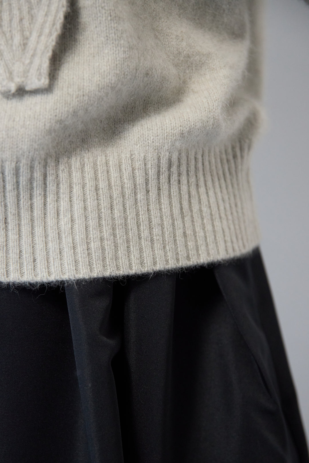 【ウール・ラクーン混】スカーフカラーミドルゲージニット