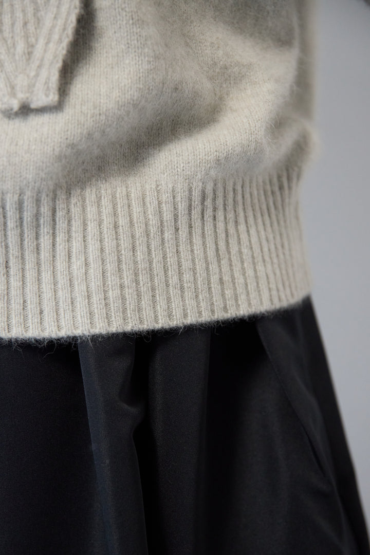 【ウール・ラクーン混】スカーフカラーミドルゲージニット