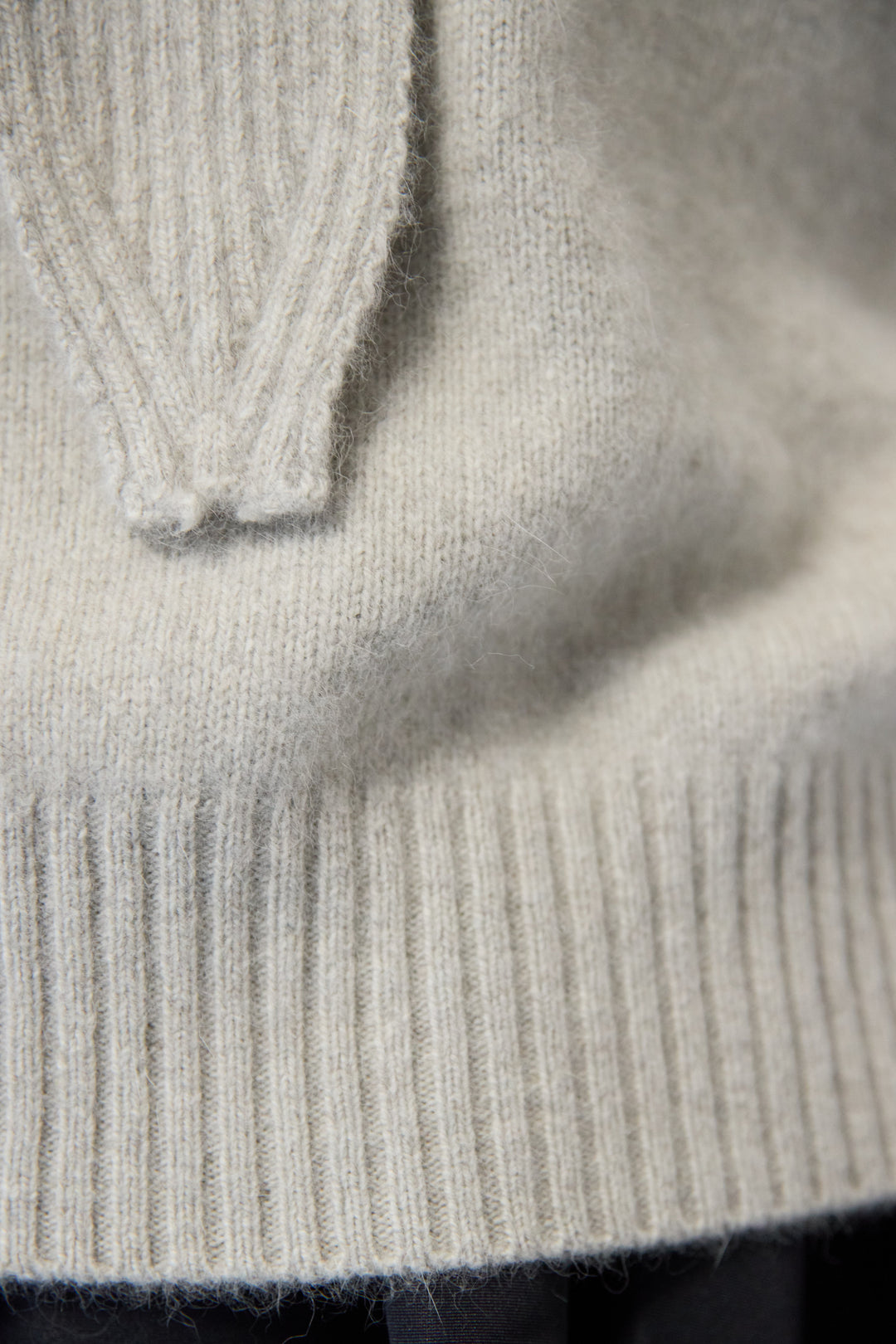 【ウール・ラクーン混】スカーフカラーミドルゲージニット