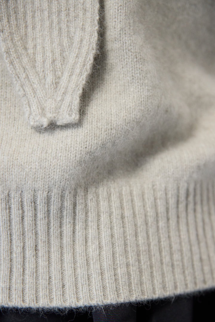 【ウール・ラクーン混】スカーフカラーミドルゲージニット