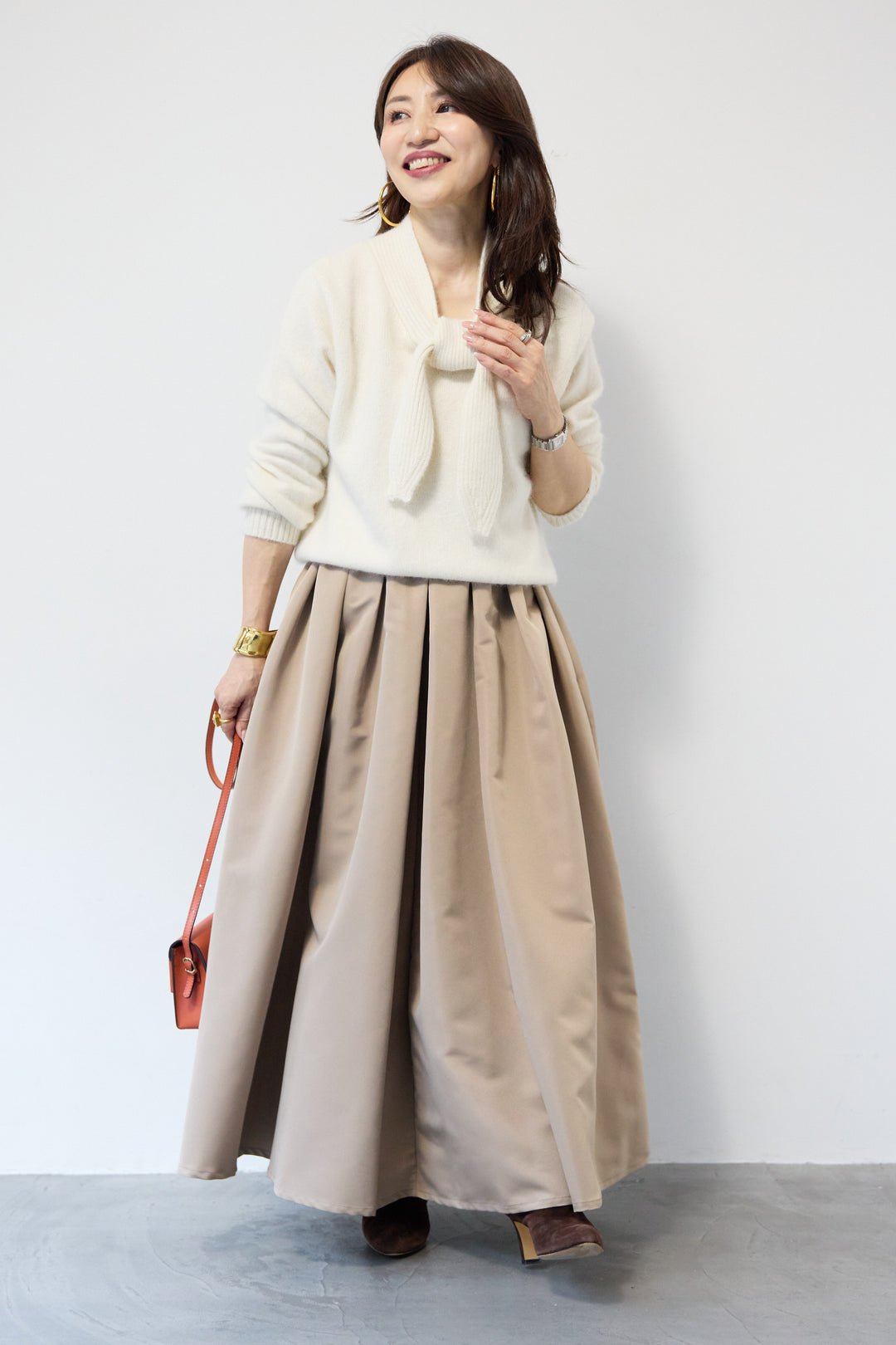 【ウール・ラクーン混】スカーフカラーミドルゲージニット