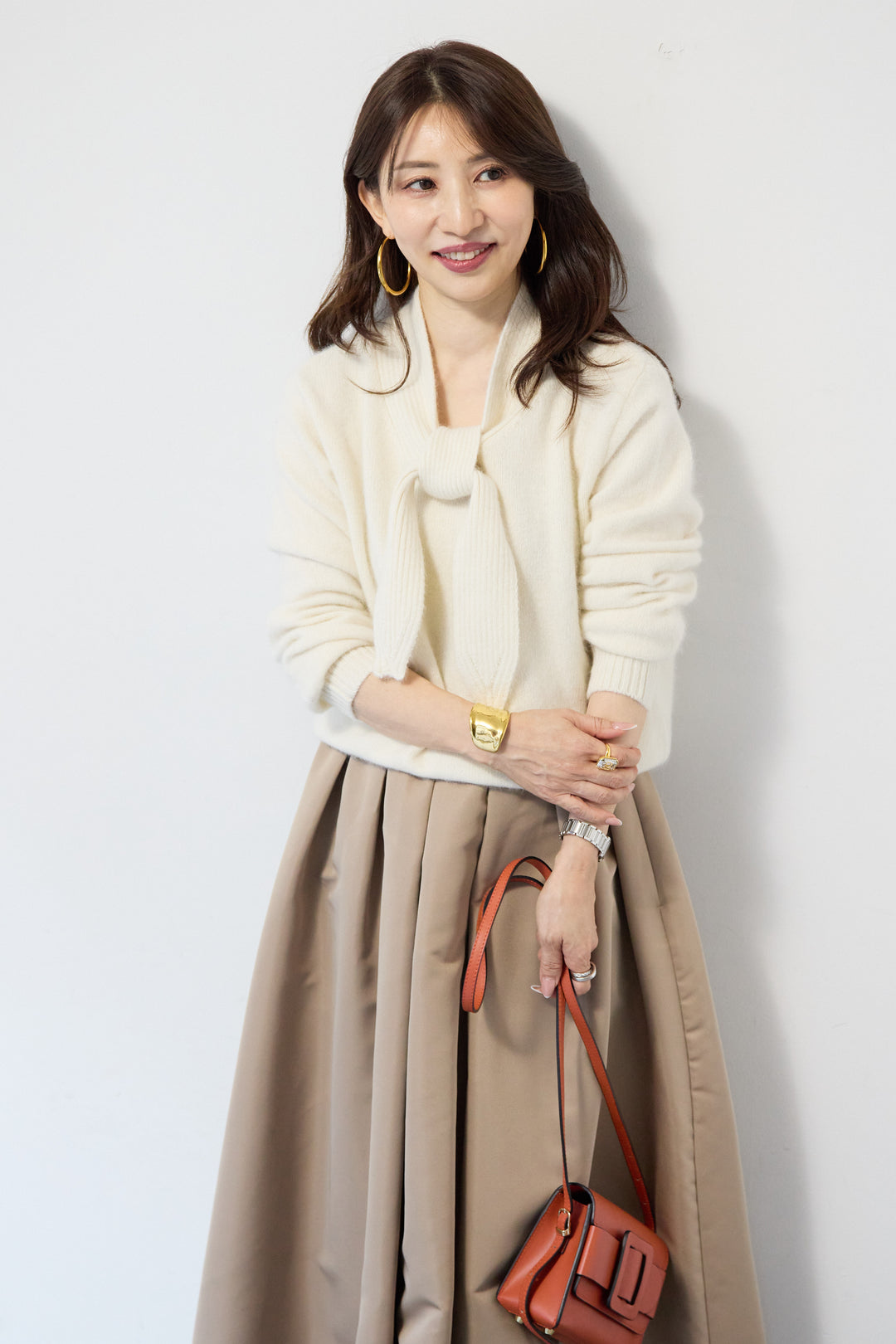 【ウール・ラクーン混】スカーフカラーミドルゲージニット