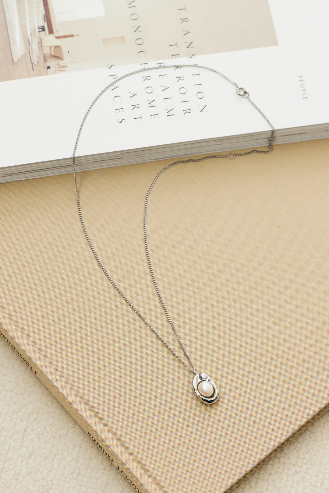 メタルプレートパールネックレス