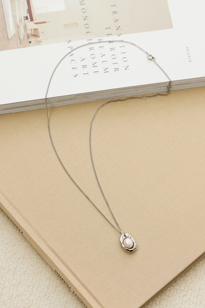 メタルプレートパールネックレス