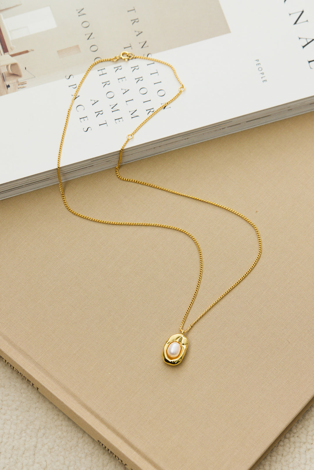 メタルプレートパールネックレス