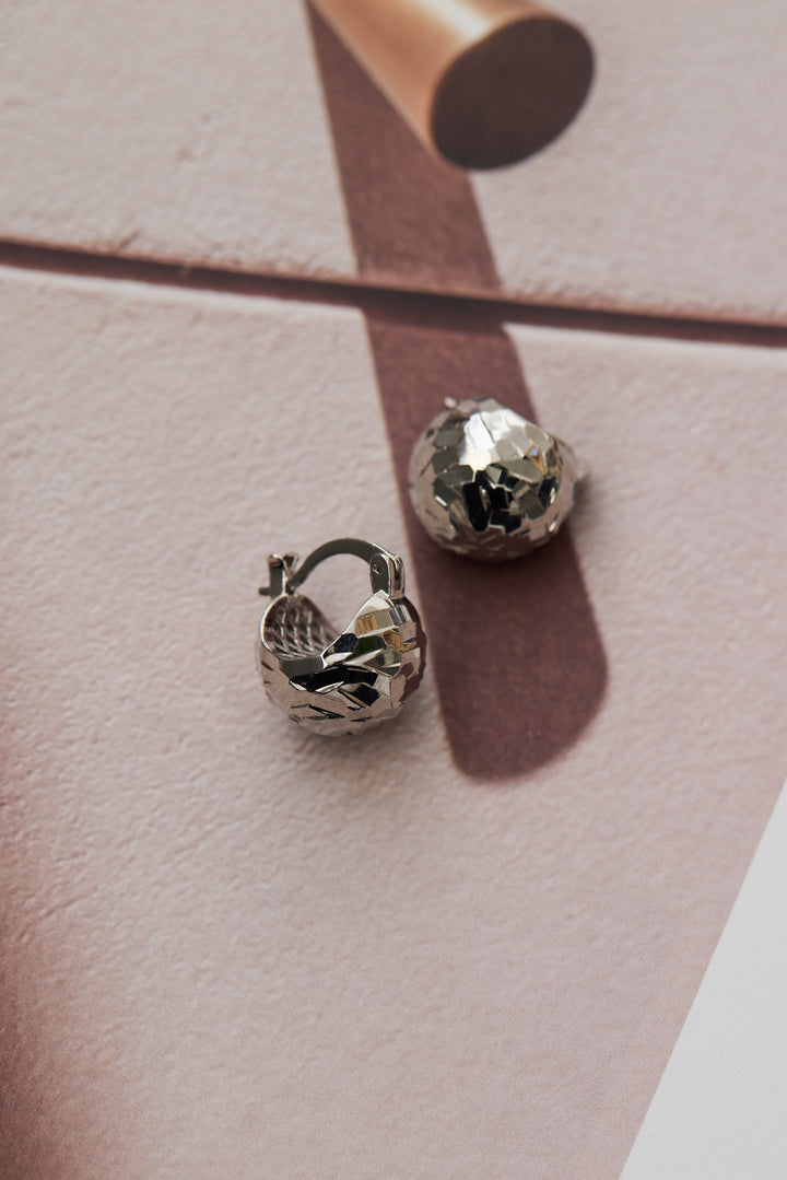 メタリックボールピアス