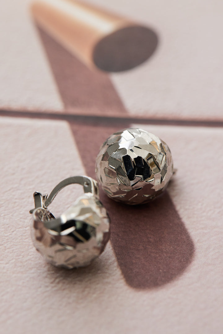 メタリックボールピアス