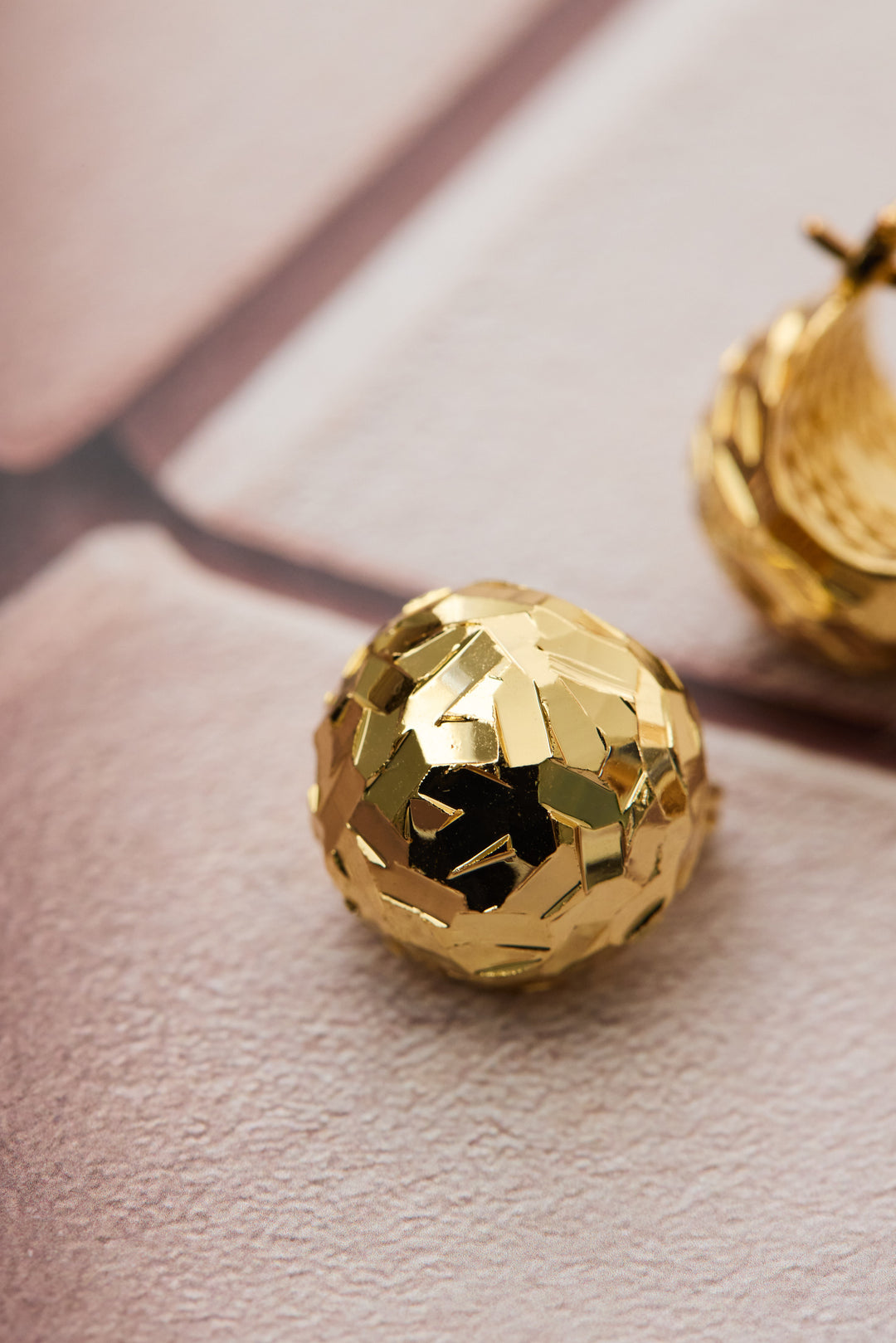 メタリックボールピアス