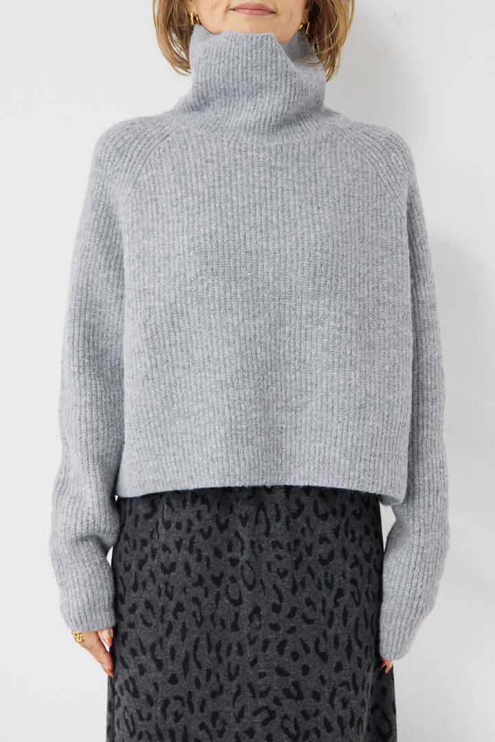 ウール混リブタートルショートニット