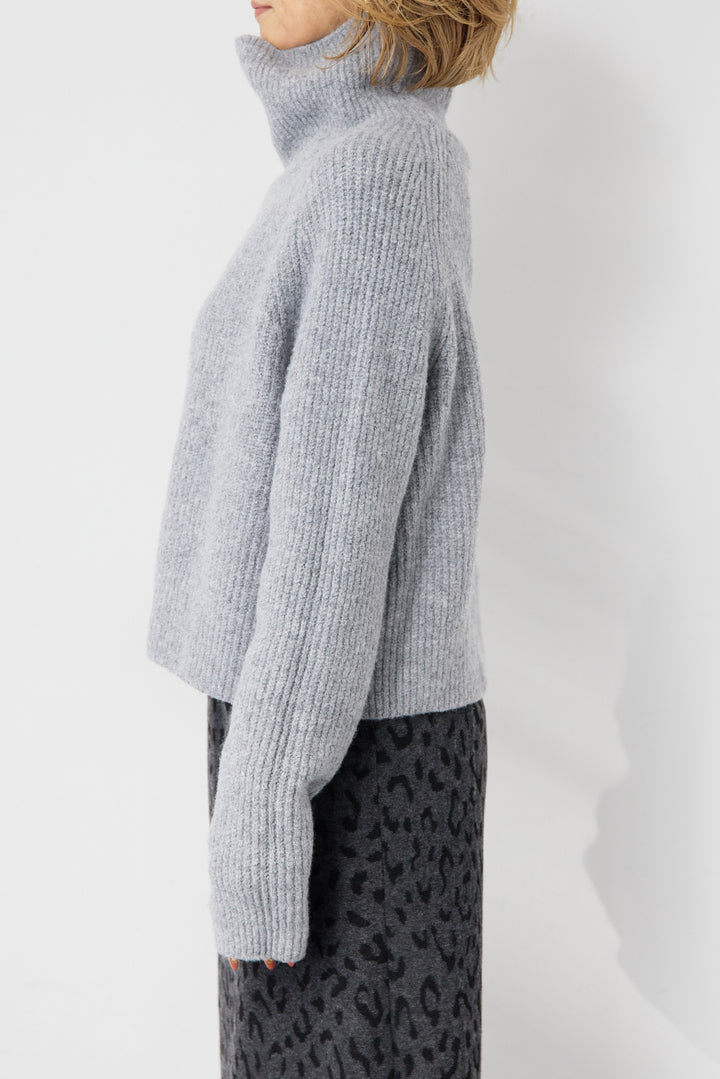 ウール混リブタートルショートニット