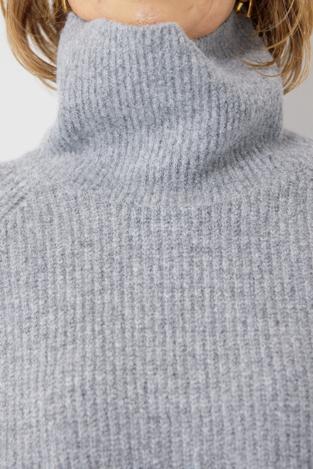 ウール混リブタートルショートニット