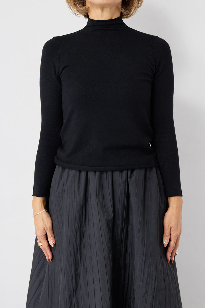 ロールエッジタートルニット