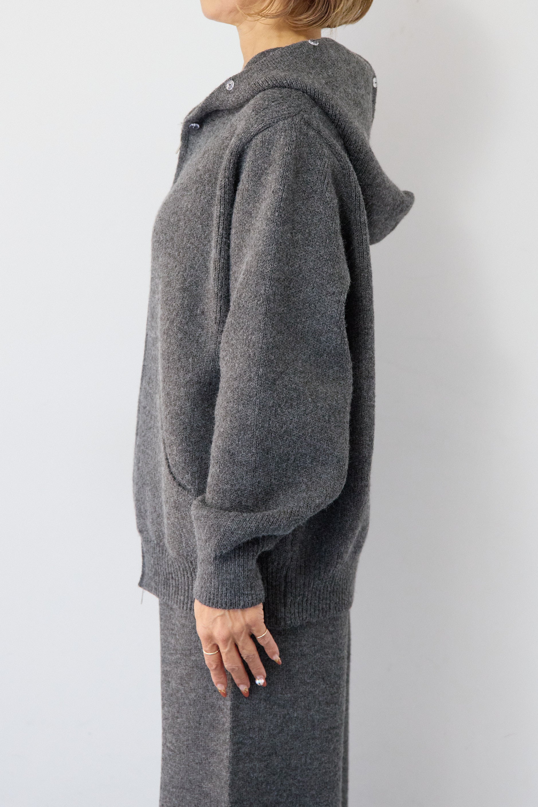 プラスオトハ　ファーフードニットパーカー　グレー ファーフードジップニットパーカーセットアップ – plusotoha