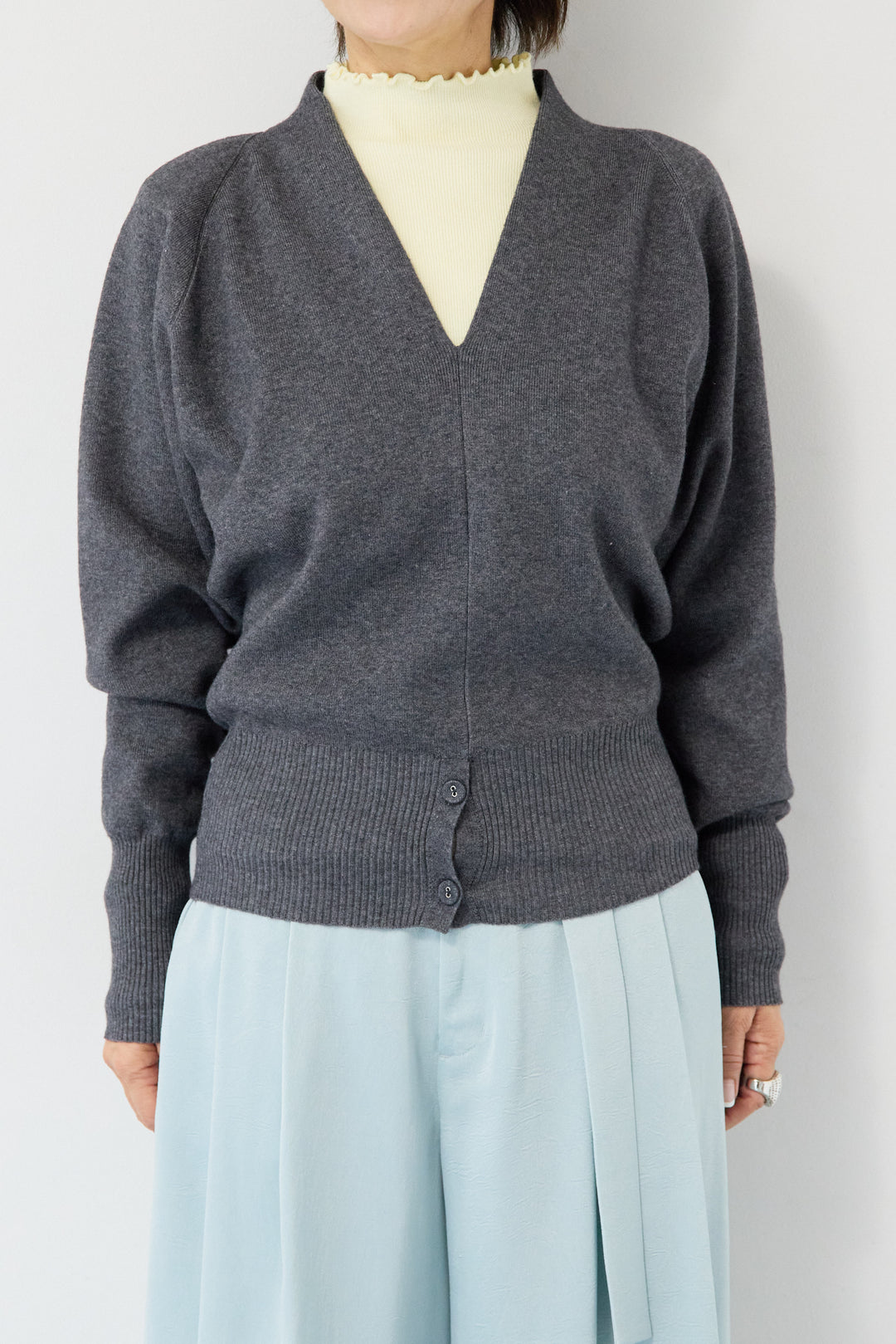 ベーシックVネックコンパクトニット