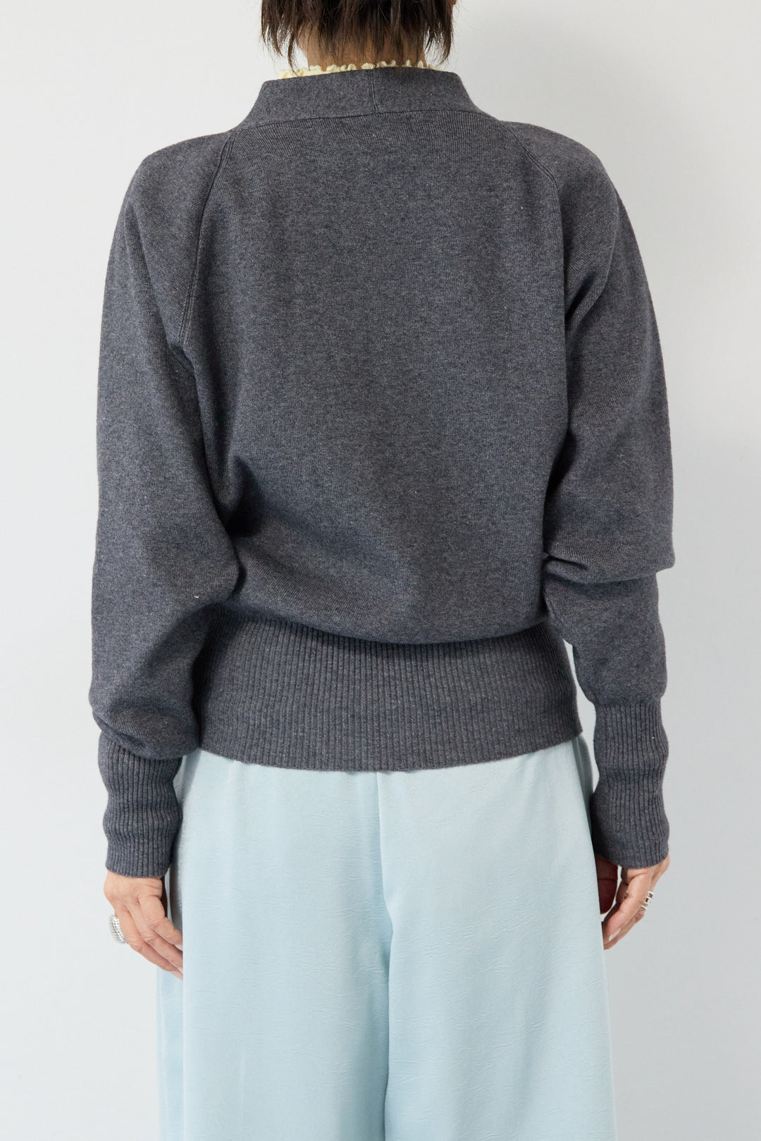 ベーシックVネックコンパクトニット