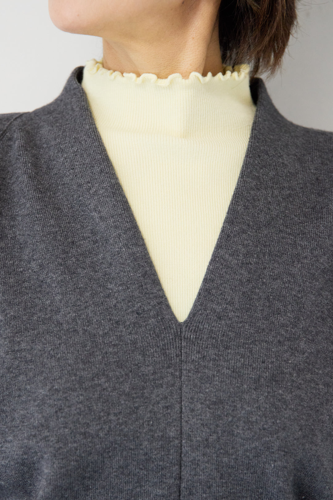 ベーシックVネックコンパクトニット