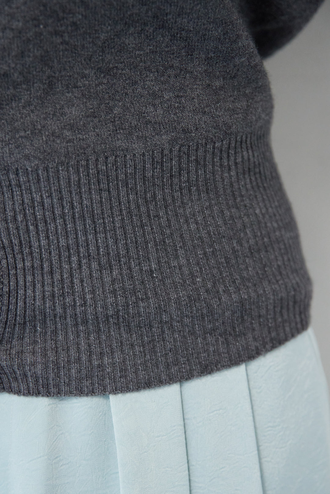 ベーシックVネックコンパクトニット