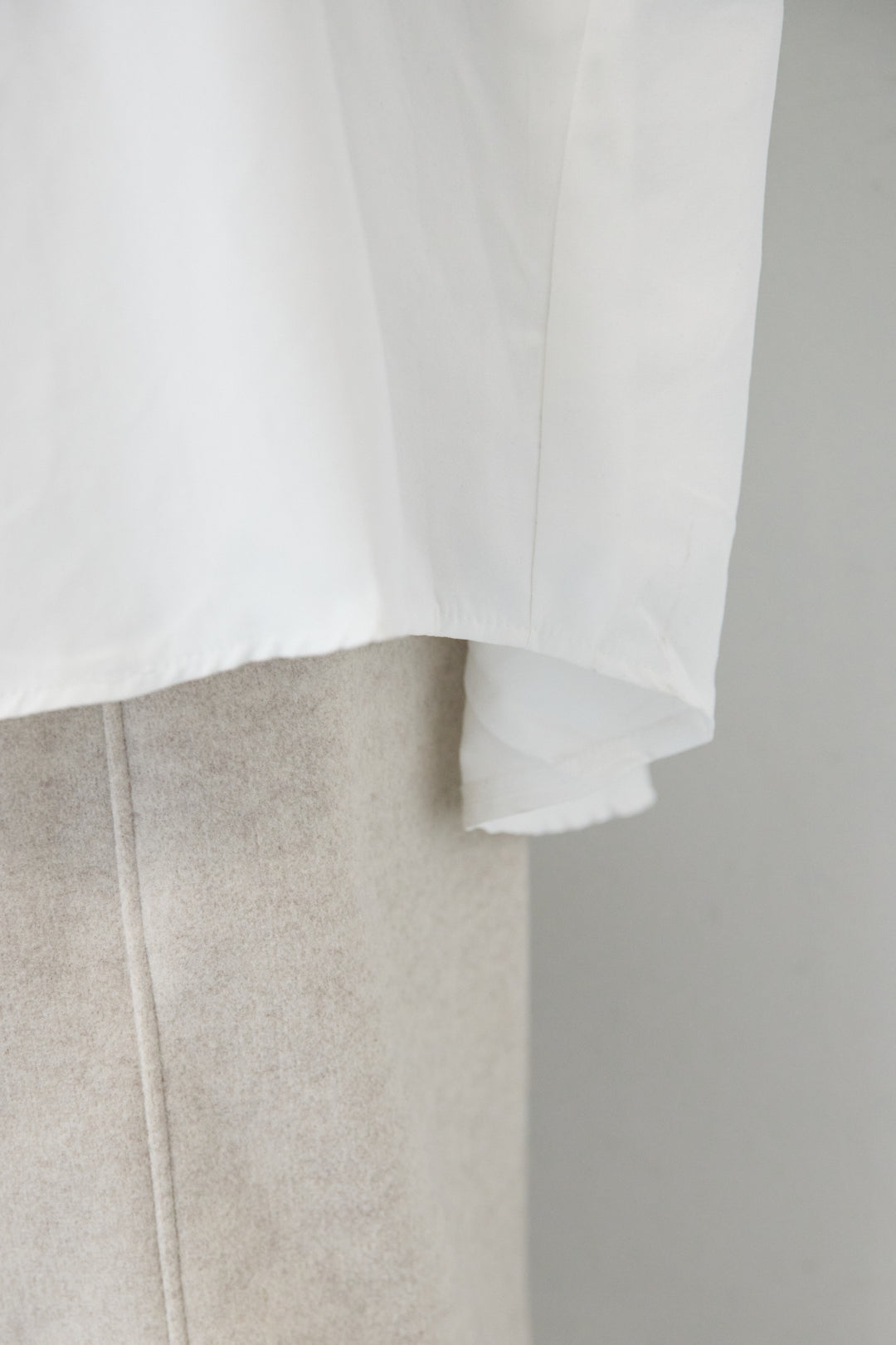 バックドロストシャツ