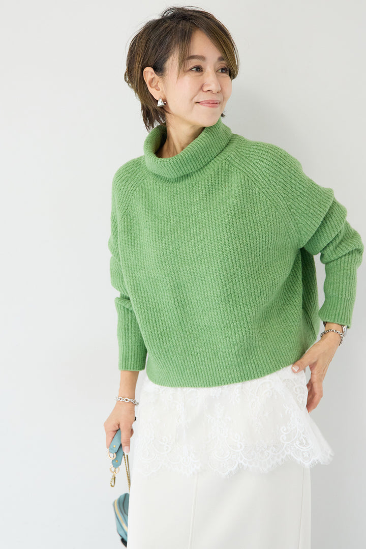 ウール混リブタートルショートニット